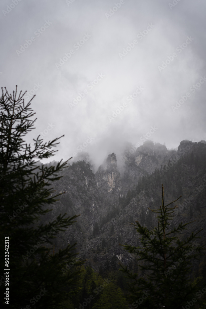 Nebel hängt tief in den Berggipfeln