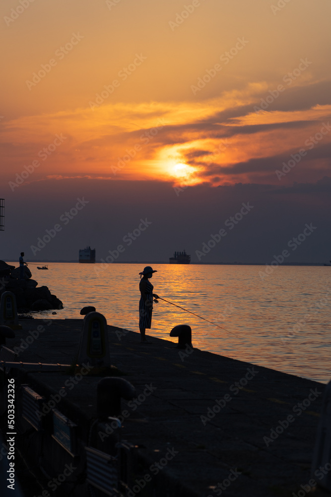 Fischen im Abendrot an der italienischen Adriaküste Fischen im Abendrot an der italienischen Adriaküste