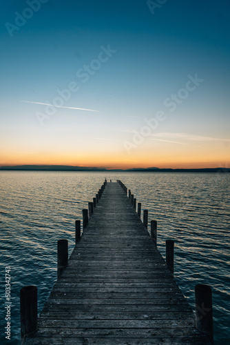 Fototapeta Naklejka Na Ścianę i Meble -  Sonnenuntergang mit Steg am See im österreichischen Seengebiet