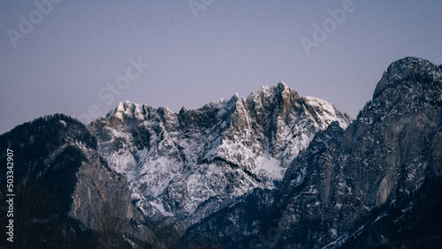 Dämmerung im Winter in den österreichischen Bergen