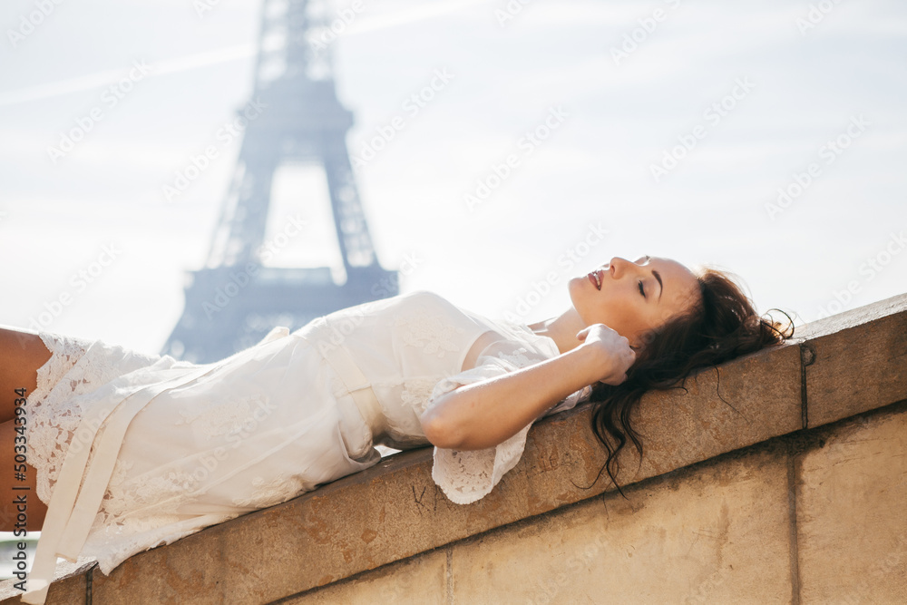 Beautiful girl on background of the Eiffel tower - obrazy, fototapety, plakaty 