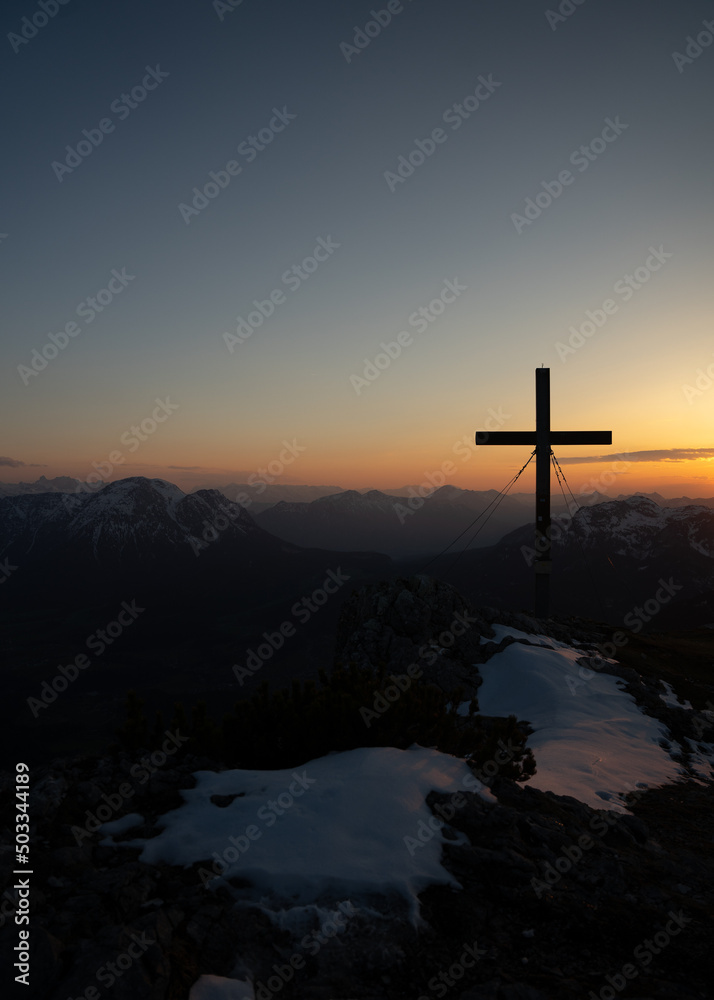 Berggipfel bei Sonnenuntergang im Salzkammergut Berggipfel bei Sonnenuntergang im Salzkammergut