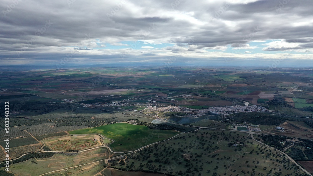 Fototapeta premium survol du Guadalquivir et de terres agricoles et d'une retenue d'eau, barrage hydroélectrique en Andalousie dans le sud de l'Espagne 