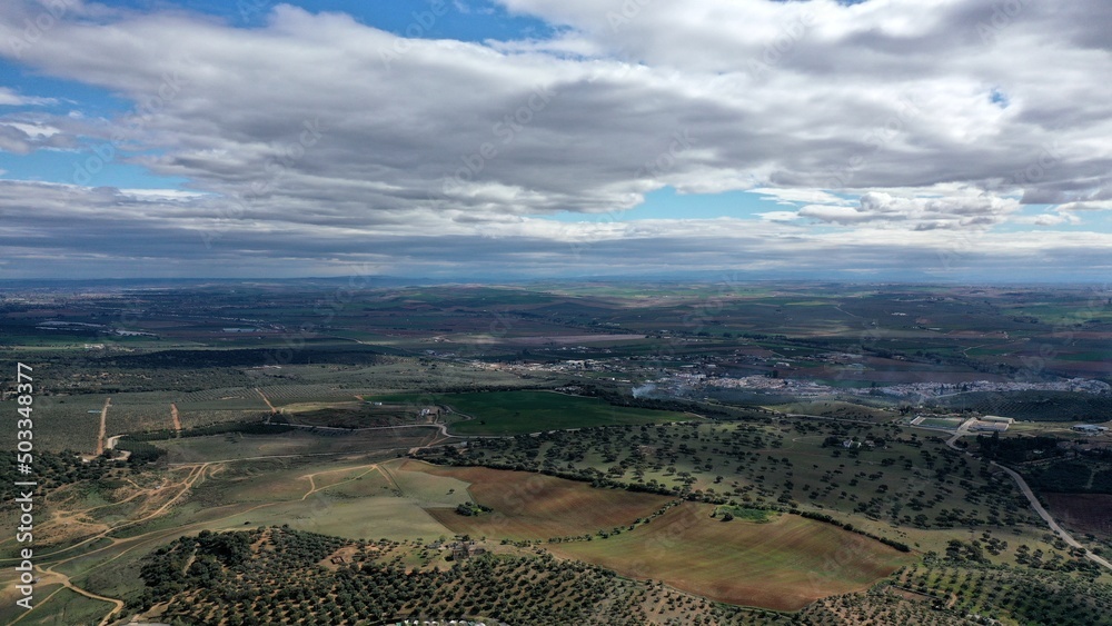 survol du Guadalquivir et de terres agricoles et d'une retenue d'eau, barrage hydroélectrique en Andalousie dans le sud de l'Espagne	