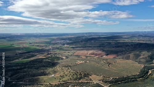 survol du Guadalquivir et de terres agricoles et d'une retenue d'eau, barrage hydroélectrique en Andalousie dans le sud de l'Espagne	
