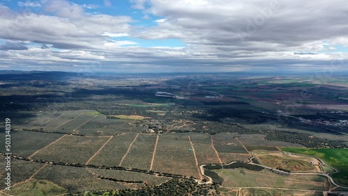 survol du Guadalquivir et de terres agricoles et d'une retenue d'eau, barrage hydroélectrique en Andalousie dans le sud de l'Espagne	