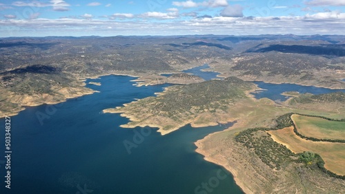 survol d'une retenue d'eau, barrage hydroélectrique en Andalousie dans le sud de l'Espagne