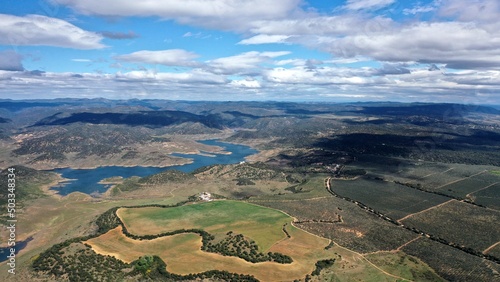 survol d'une retenue d'eau, barrage hydroélectrique en Andalousie dans le sud de l'Espagne