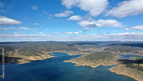 survol d'une retenue d'eau, barrage hydroélectrique en Andalousie dans le sud de l'Espagne