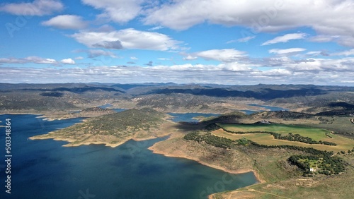 survol d'une retenue d'eau, barrage hydroélectrique en Andalousie dans le sud de l'Espagne