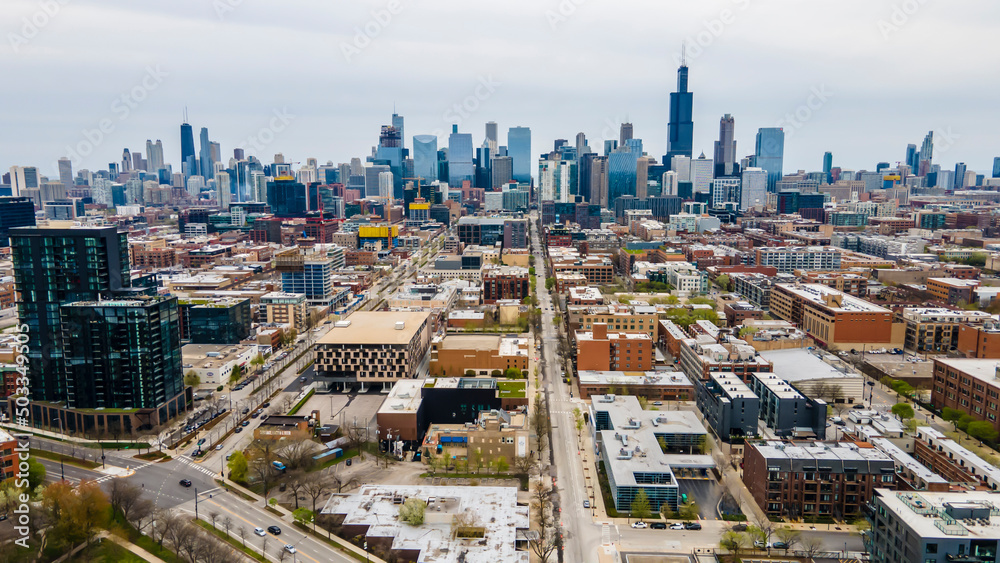 Naklejka premium aerial drone shot of Chicago urban city area. the aerial photography of the city is beautiful with skyscrapers and clouds 