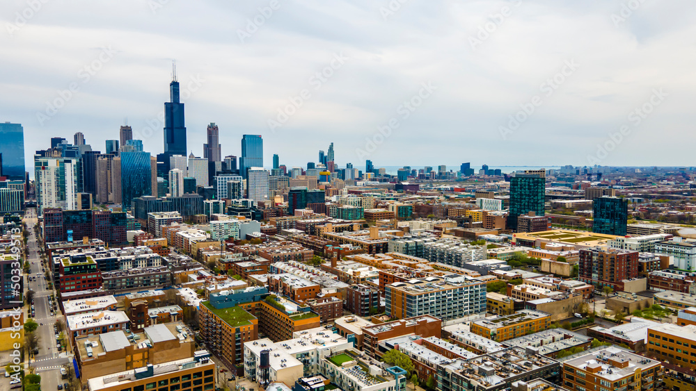 Naklejka premium aerial drone shot of Chicago urban city area. the aerial photography of the city is beautiful with skyscrapers and clouds 