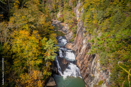 Valokuvatapetti Tallulah Falls waterfall in a canyon during Fall, Tallulah Gorge state park, Geo
