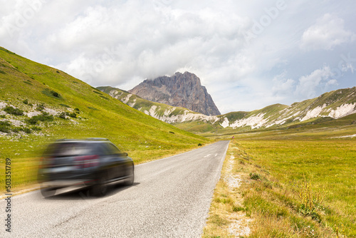 Fototapet A car on a mountain road