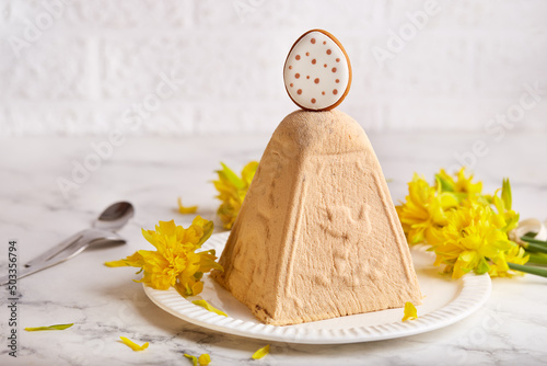 Cottage cheese Paskha with condensed milk and walnuts, decorated with gingerbread egg. Traditional Eastern Europe Easter dessert.
