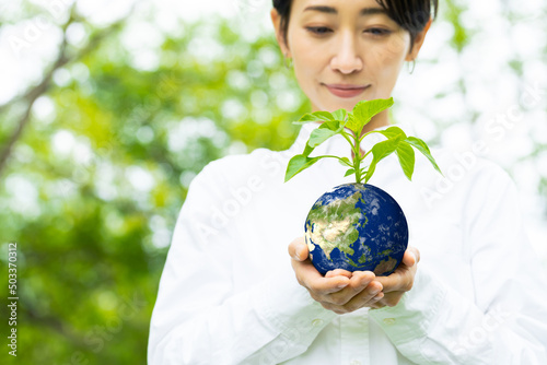 地球の模様の鉢植えを持つ女性 環境イメージ SDGs サステナブル