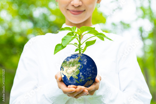 地球の模様の鉢植えを持つ女性 環境イメージ SDGs サステナブル