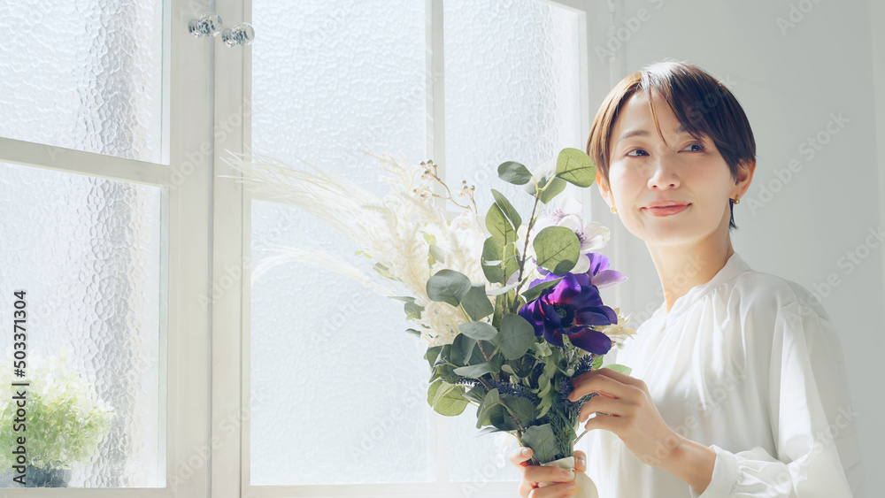 花束を持つ女性　美容イメージ　フラワーアレンジメント　フラワーコーディネーター
