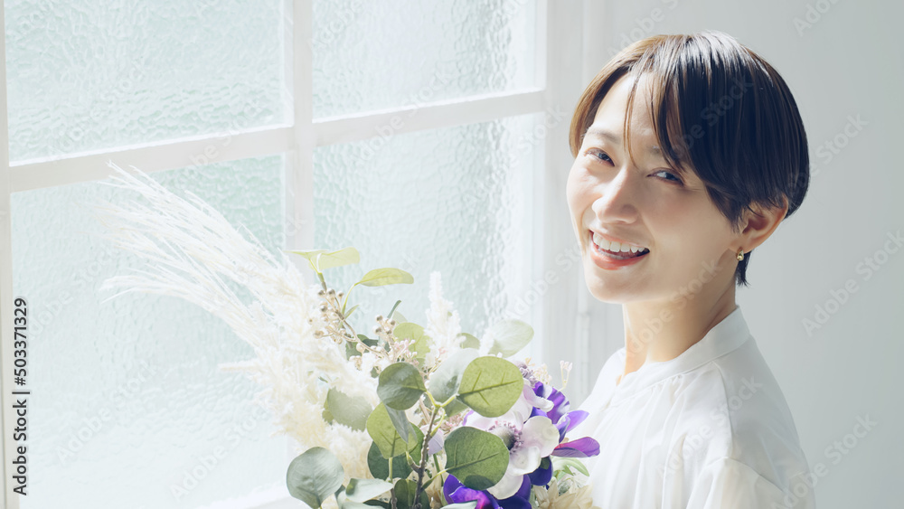 花束を持つ女性 美容イメージ フラワーアレンジメント フラワーコーディネーター 花束を持つ女性 美容イメージ フラワーアレンジメント フラワーコーディネーター