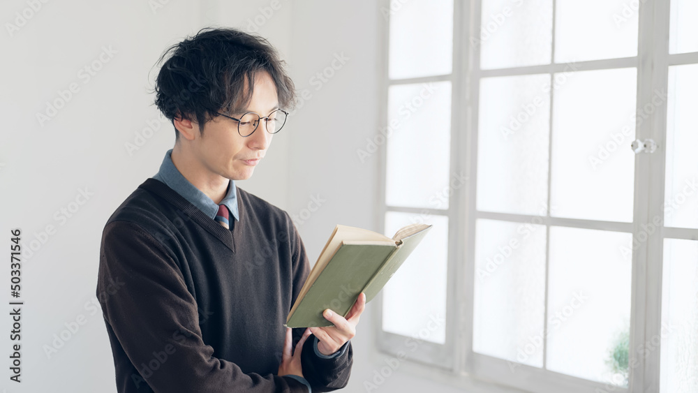 本を読む男性