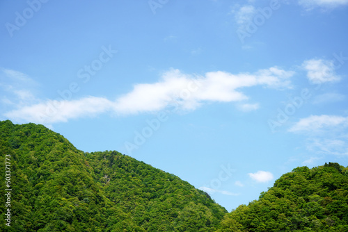 絶景の山の後ろに広がる青空の風景・富山県黒部市宇奈月・黒部峡谷