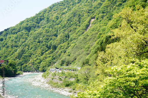 雄大な山々と下に流れる川の写真・黒部峡谷・富山県・観光名所・観光地