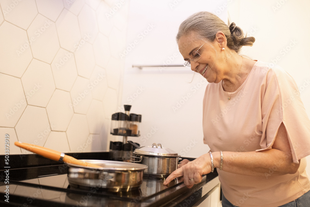 Avó brasileira feliz cozinhando o jantar Avó brasileira feliz cozinhando o jantar