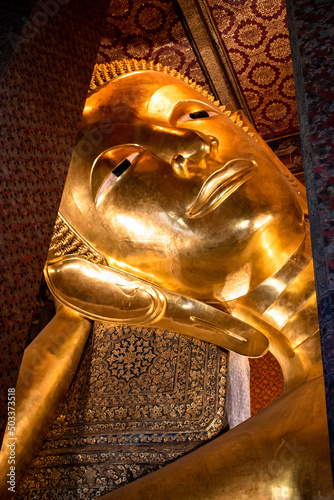 Gran buda acostado de Wat Pho, Bangkok, Tailandia 