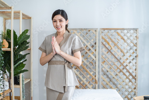 Foto Portrait of Asian young masseuse woman smiling and looking at camera