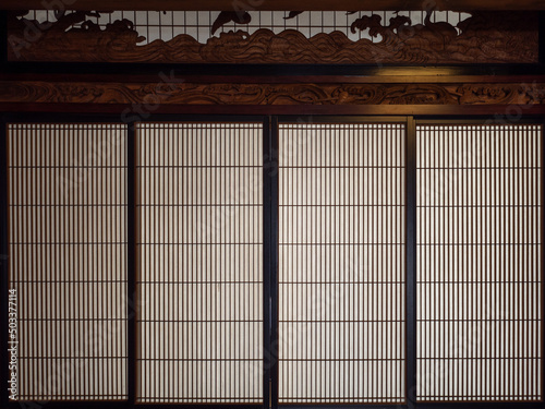 木彫りの欄間がある日本家屋の障子戸
