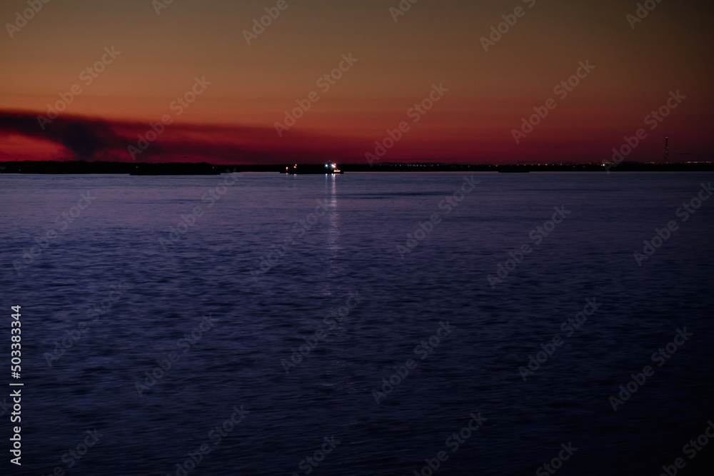 Obraz premium Sunset on the embankment of the Amur river in Khabarovsk. The sunset over the horizon.
