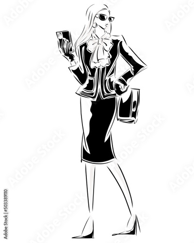 携帯を持って立っているビジネスウーマン