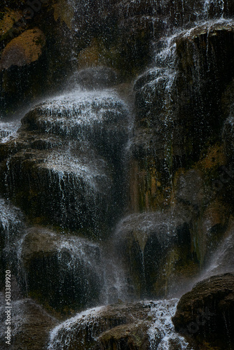 Agua sobre rocas