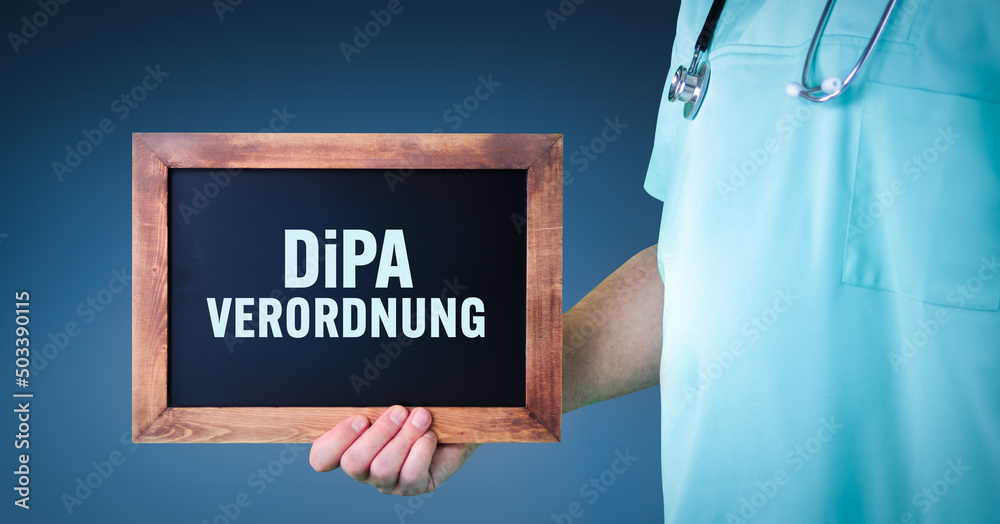 DiPA-Verordnung. Arzt zeigt Schild/Tafel mit Holz Rahmen. Hintergrund blau DiPA-Verordnung. Arzt zeigt Schild/Tafel mit Holz Rahmen. Hintergrund blau