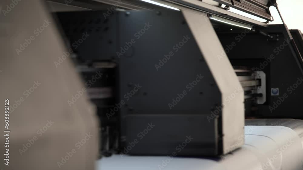 Large format digital printing machine and moving print head Large format digital printing machine and moving print head