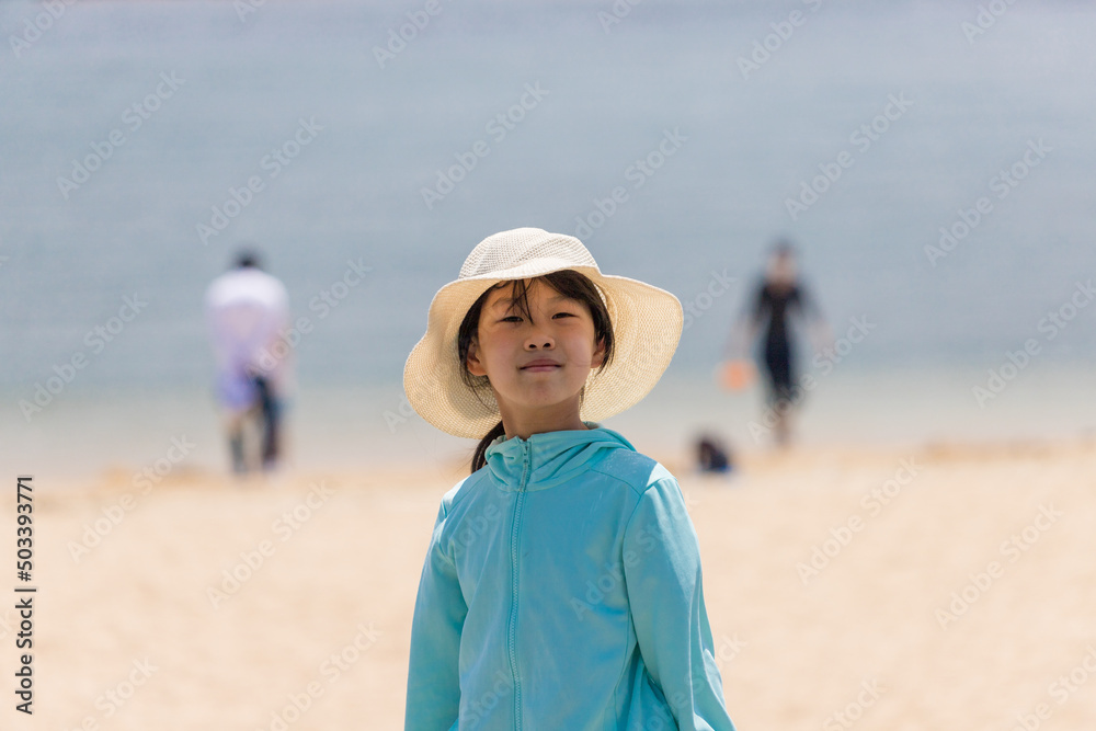 夏の海のビーチで遊んでいる子供