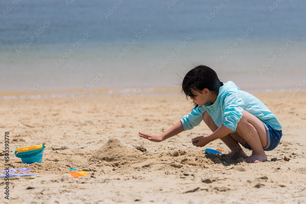 夏の海のビーチで遊んでいる子供