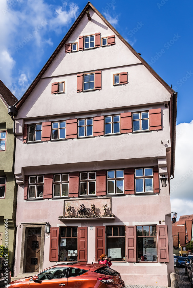 Obraz premium Dinkelsbühl, Germany. Facade of an old building with sculptures
