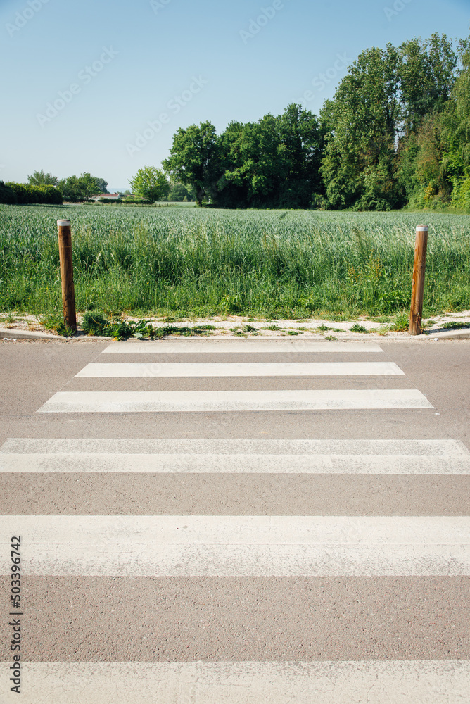 Un passage piéton sur un pré. Un passage piéton perdu dans la campagne. Stock Photo Adobe Stock