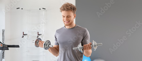 Sporty young man training w...