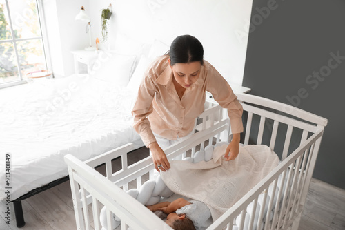 Young mother covering her s...