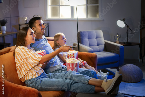 Happy family with popcorn w...