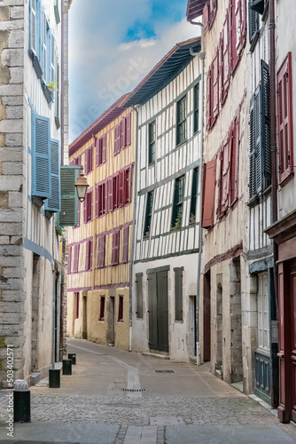 Bayonne, typical facades with colorful shutters © Pascale Gueret