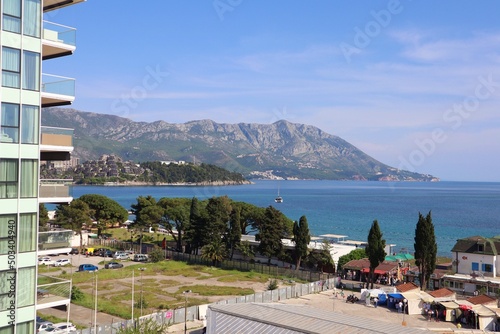Widok z hotelu na wybrzeże w mieście Budva w Czarnogórze