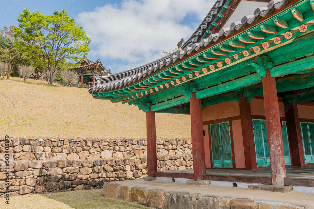 Obraz premium Landscape of public park and wooden oriental buildings with tiled roofs.