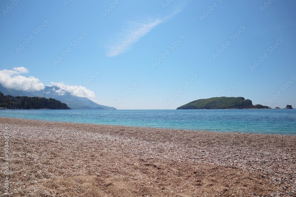 Kamienista plaża w Budvie w Czarnogórze Kamienista plaża w Budvie w Czarnogórze