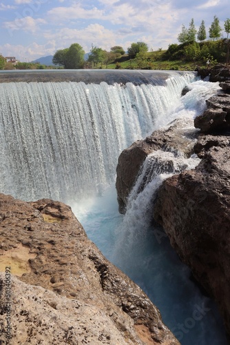 Magiczny wodospad Niagara w Czarnogórze wiosną