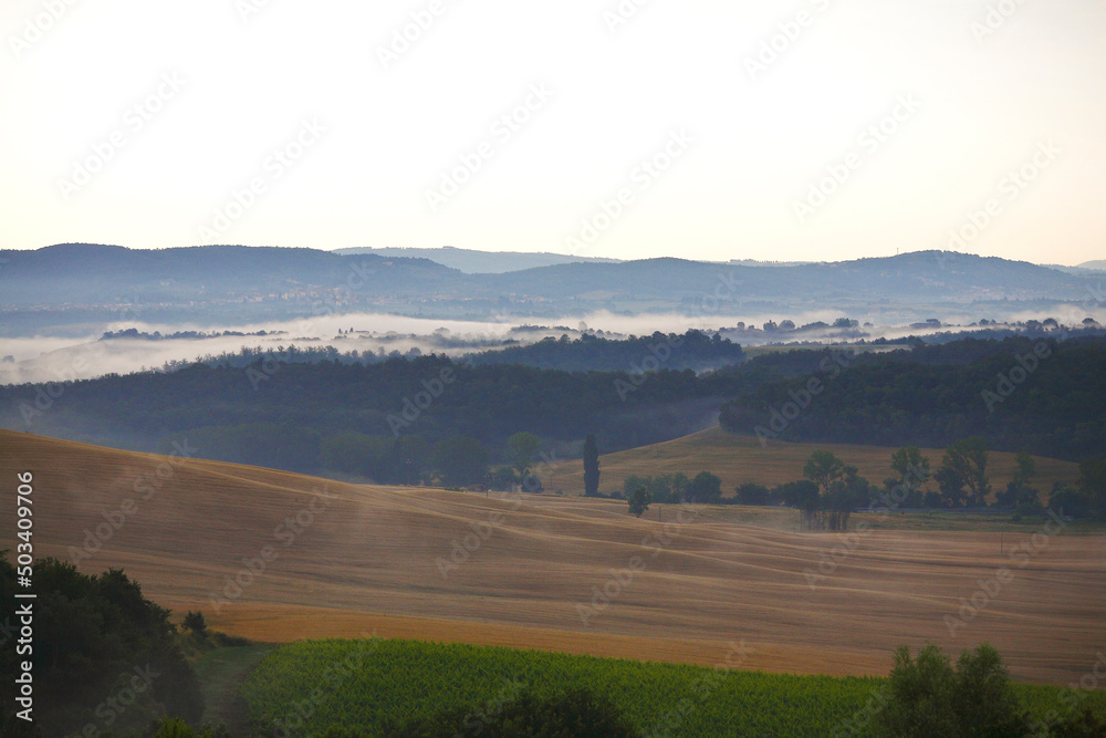 Chianti, Toscana. Paesaggio all'alba, colline tra la nebbia Chianti, Toscana. Paesaggio all'alba, colline tra la nebbia