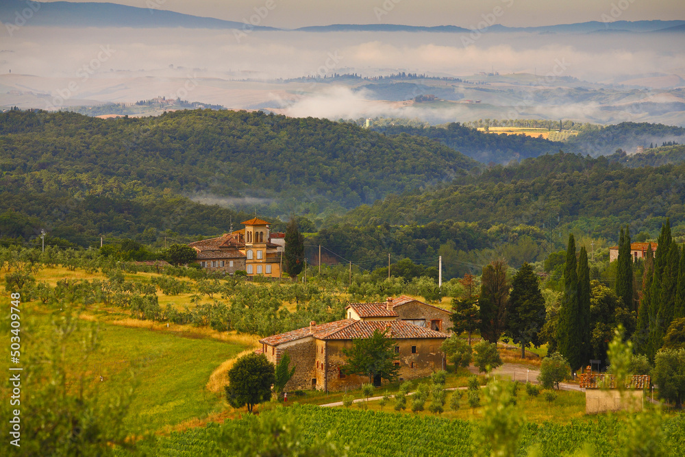 Chianti, Toscana. Paesaggio all'alba, colline tra la nebbia