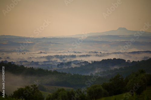 Chianti, Toscana. Paesaggio all'alba, colline tra la nebbia